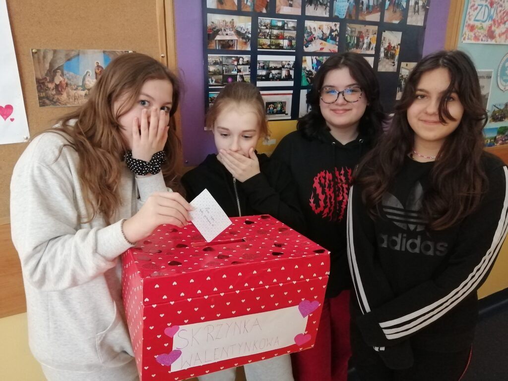 14 luty to wyjątkowy dzień dla wielu osób. Jest to czas wyznawania miłości oraz przesyłania sobie wyrazów sympatii i przyjaźni. Uczniowie naszej szkoły także pamiętali o dniu zakochanych. 